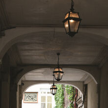 Die Hängeleuchte Place des Vosges an einer Kette von Roger Pradier besticht durch ihre zeitlose Eleganz und hochwertige Verarbeitung. Viereckiges Leuchten-Design mit 8 Lampengläsern. Ihr klassisches Design, inspiriert von Laternen der alten Welt, macht sie zur perfekten Wahl für stilvolle Innen- und Außenbereiche.