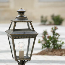 Die mittel-hohe Sockelleuchte aus Aluminium in über 25 Farben oder Messing-Varianten überzeugt durch ihre klare 4-eckige Form und das edle Design mit 8 klaren Lampengläsern. Ideal für Balkone, Gartenmauern und Auffahrten.