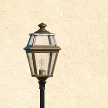 Diese Mast-Leuchte ist ideal für Gärten, Terrassen und Einfahrten. Mit ihrem robusten Aluminiumgehäuse und dem eleganten viereckigen Design ergänzt die Place des Vosges 2 Nr. 8 jede Außenumgebung.Hergestellt von Roger Pradier - Frankreich