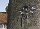 Die Place des Vosges Nr. 11 von Roger Pradier ist eine hochwertige Garten- oder Parkleuchte mit einem zeitlosen Design. 3 klassische Lampenausleger mit viereckigen Laternen. Jeweils 8 Lampengläser. Die Ausleger sind nach obern gebogen. Der Mast ist aus Aluminium im französischen Design. Perfekt geeignet für Parks, Gärten und Eingangsbereiche sorgt sie für ein stilvolles Ambiente.