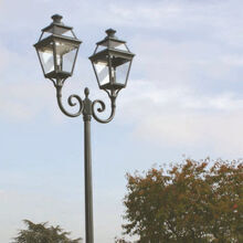 Mit zwei Lampenauslegern und einem hohen Mast ist die Louis Philippe 3 Nr. 7 von Roger Pradier die ideale Wahl für elegante Garten- und Parkbeleuchtung. Die viereckigen Laternen aus farbigem Aluminium sind robust und wetterfest.
