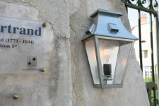 Vieille France Nr. 2 klassische Wandlampe aus Rohzink von Roger Pradier