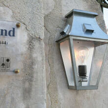 Das kompakte, viereckige Gehäuse der Vieille France Nr. 2 hat drei klaren Lampengläser. Diese sorgen für eine gleichmäßige und angenehme Lichtverteilung entlang Ihrer Haus- oder Gartenmauer.