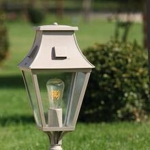 Das viereckige Gehäuse mit seinen vier klaren Lampengläsern schützt das Leuchtmittel und sorgt für eine gleichmäßige, blendfreie Lichtverteilung in Ihrem Garten oder entlang von Wegen.