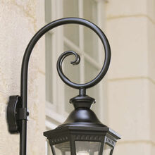 klassische Außenbeleuchtung aus Aluminium oder Messing. Zeitloses Design mit sechs Lampengläsern und Schutzklasse IP44 für den Einsatz im Außenbereich.