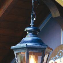 Die Louis XIII Nr. 1 Hängeleuchte von Roger Pradier besticht durch ihr sechseckiges Design, ein robustes Aluminiumgehäuse und klare Lampengläser. Perfekt für Terrassen und Hauseingänge geeignet, mit wetterfestem Schutz nach IP44.