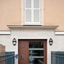 Die klassische, flache Wandleuchte Place des Vosges 3 Nr. 2 von Roger Pradier besticht durch ein viereckiges Lampengehäuse mit 6 Lampengläsern. Gefertigt aus Aluminium in über 20 Farben, fügt sie sich nahtlos in verschiedene Außenarchitekturen ein. Gut geeignet für die Haustür oder Terrassenwand.