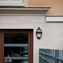 Mit ihrer Direktmontage an der Wand bietet die klassische Wandleuchte Place des Vosges 3 Nr. 2 eine stilvolle Beleuchtungslösung. Ihr flaches Aluminiumgehäuse ist langlebig und wetterbeständig, während sie durch ihre optionalen Messingvarianten zusätzlichen Charme erhält. Made by Roger Pradier Frankreich