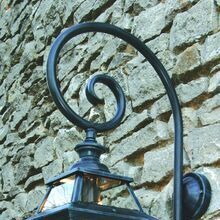 Diese klassische Wandleuchte von Roger Pradier überzeugt durch ihr zeitloses Design: ein gebogener Wandarm in Form eines Bischofsstabs, farbiges Aluminium und 8 klare Glasscheiben sorgen für eine edle Beleuchtung an Hauswänden und Eingängen.