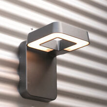 Die schlichte Eleganz der Square Nr. 1 LED sorgt für ein stilvolles Lichtdesign, das moderne Außenbereiche harmonisch ergänzt. Minimalistische, 4-eckige Form.