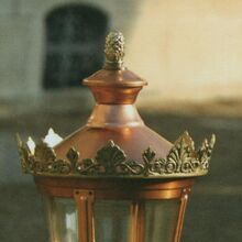 Diese mediterrane Aussenleuchte Lampade Francais kommt aus der Leuchten und Lampen Serie Lampade Francais. Dazu gehˆren auch Masten und Standleuchten. Sie passen gut zu klassischen und mediterranen H‰usern und G‰rten. Geeignet f¸r Haus und Garten, als Outdoor Leuchte oder Aussenleuchte im mediterranen Stil. Verkauf ¸ber M & V  Tina Maiwald Leuchten, Laternen und Lampen.Pradier Qualit‰t.Leuchte Louvre.