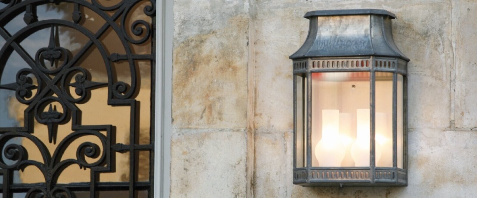 Außenleuchte blaugrau. Zinkpatina. An heller Natursteinmauer Landhaus. E27, IP44, Kl. 1. 2.7 kg Höhe: 427 mm Breite: 279 mm Tiefe: 188 mm