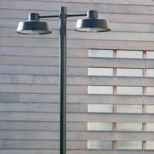 Die Faktory Nr. 6 von Roger Pradier kombiniert minimalistisches Design mit zwei klaren Glaszylindern und einem robusten, runden Aluminiumgehäuse.