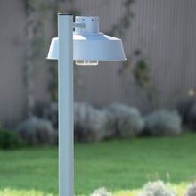 Mit ihrem runden Lampenmast und dem kurzen Befestigungsarm fügt sich die Faktory Nr. 5 harmonisch in Parks, Auffahrten und Gartenwege ein.