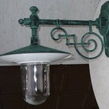 Der gerichtete Lichtkegel sorgt für Sicherheit und Orientierung im Außenraum, ohne störende Blendung.