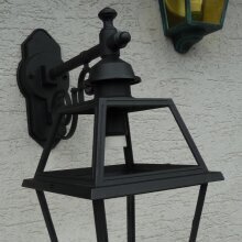 Klassische Landhausleuchte mit nach unten hängender Silhouette.