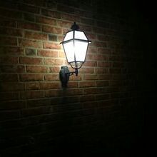 Das Licht leuchtet sanft durch satiniertes Glas – ideal für stimmungsvolle Fassadenbeleuchtung.