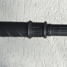 Der dekorative Mast P0210 bietet eine stabile Basis für mediterrane Gartenleuchten mit Ø55 mm Aufnahme.