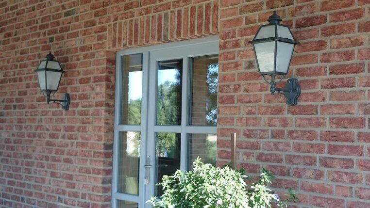 Kompakter Ausleger aus Aluminiumguss – stabil, stilvoll und ideal für schmale Fassaden.