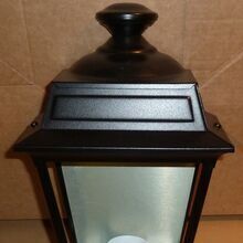 Die Place des Vosges Tradition Nr. 2 ist eine langlebige und stilvolle Wandleuchte aus Aluminium. Ihre klare Verglasung sorgt für eine gleichmäßige Lichtverteilung an Hauswänden und Eingängen.