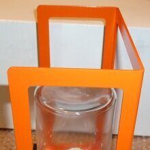 Die Außenleuchte Hugy in der Farbe Orange überzeugt mit ihrer Vielseitigkeit. Als Wandleuchte unterstreicht sie moderne Architektur mit ihren offenen Seiten und dem minimalistischen Design. Mit Schutzart IP65 ist die Hugy Wandleuchte perfekt für alle Wetterbedingungen gerüstet – ideal für Außenfassaden und Terrassen.
