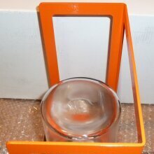 Die orangefarbende Hugy von Roger Pradier ist eine viereckige Deckenleuchte aus Aluminium in verschiedenen Farben. Ihr puristisches Design mit offenen Seiten und einem schützenden Zylinderglas für das Leuchtmittel macht sie zur perfekten Wahl für moderne Häuser. Wand- oder Deckenmontage an Gebaüden oder Terrassen.
