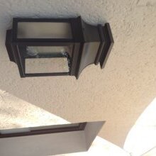 Die flache Wandleuchte Louis Philippe Nr. 1 ist in über 20 Farben erhältlich und bietet damit maximale Flexibilität bei der Gestaltung. Ob Aluminium, Messing oder Zink – diese klassische Wandleuchte fügt sich harmonisch in jeden Außenbereich ein.

Entlang von Mauern oder Säulen montiert, setzt die Wandleuchte von Roger Pradier stilvolle Akzente und hebt architektonische Besonderheiten hervor.