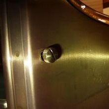 Die klassische Wandleuchte Louis Philippe Nr. 7 von Roger Pradier ist aus Rohmessing gefertigt, das im Laufe der Zeit eine individuelle Patina entwickelt. Eine perfekte Wahl für elegante Außenbereiche. Das Licht tritt durch 3 klare Lampengläser aus.