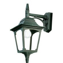 Wandlampe Quadrat medium Nr. 3104-02 vom italienischen Leuchtenspezialisten Framon Tradizionale. Die nach unten hängende Wandlampe kann auch da angebaut werden, wo z.B. das Dach weit nach unten gezogen ist.
Maße: h 480 x Wandabstand 297mm, Wandplatte 110 x h170mm. B Lampe: 205mm.