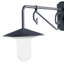 Wandarmleuchte für Outdoor von Framon Manufaktur für Außenleuchten, Italien. Mediterraner Style und klassische Leuchten Ausführung. Exklusive, klassische Wandarmleuchte Draco Nr.2351-21 an langem Lampenarm aus der mediterranen Beleuchtungs Manufaktur Framon Tradizionale Italien. Das Licht dieser klassischen Tellerleuchte fällt gezielt nach unten aus. Material: Aluminium, Das Lampen Glas ist aus unverwüstlichem Polycarbonat und wird in klar ausgeliefert, optional ist auch satiniert möglich.
h470 x b300 x t880mm, Wandplatte: h285 x b115mm