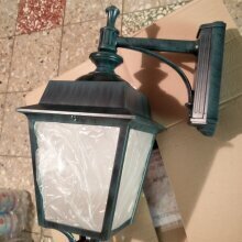Mit ihrem klassischen französischen Design passt die Place des Vosges Evolution Nr. 4 perfekt zu traditionellen Häusern und Landhäusern. Der kurze Wandarm mit Stützstrebe verleiht ihr eine ansprechende Optik.