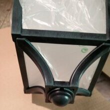 Roger Pradier kombiniert bei der klassischen Wandleuchte Place des Vosges Evolution Nr. 4 in der Farbe Grünspan-Patina, zeitlose Eleganz mit modernem Komfort. Das optionale Leuchtmittel mit Bewegungsmelder sorgt für zusätzliche Funktionalität.