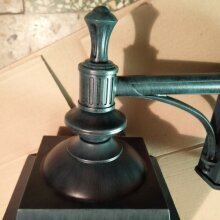 Diese viereckige Wandleuchte von Roger Pradier ist die perfekte Wahl für elegante Außenbereiche. Das robuste Aluminiumgehäuse und die klare Verglasung sorgen für Langlebigkeit und Stil.
