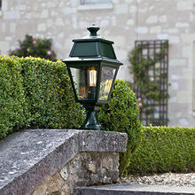 Sehr schöne Außenleuchte, Sockelleuchte Avenue 2 05 aus Frankreich, hergestellt in Handarbeit von Roger Pradier Outdoor Lighting.

Die Kunden nehmen die Avenue 2 gerne um sie auf Mauereingänge oder Wege, Terrassen zu setzen. Das Oberteil der Leuchte ist geschlossen, dadurch fällt das Licht seitlich und nach unten aus und beleuchtet die Laufflächen. 

E27 Leuchtmittel wie z.B. LED sorgen für schönes Licht an Haus und im Garten. Ersatzscheiben können mitbestellt werden.

In der Exklusiv Ausführung wird diese Designerleuchte speziell für Sie in edlem Messing gebaut und vorpatiniert.

Wählen Sie zwischen 26 verschiedenen Farben. Gerne senden wir Ihnen Farbmuster zu.

113 Velvet Black, 000 Tiefschwarz RAL 9005, 107 Schwarzgrau RAL 7021, 059 Schiefergrau, 006 Dunkelgrau, 023 Metallgrau, 105 Seidengrau RAL 7044, 001 Weiß, 101 Reinweiß RAL 9010, 065 Stahlblau RAL 5011, 058 Azurblau RAL 5009, 111 Blau, 019 Tannengrün British green RAL 6009, 067 Tannengrün rau, 109 Farngrün RAL 6025, 015 Gelbgrün RAL 6018, 068 Schwefelgelb RAL 1016, 014 Reinorange RAL 2004, 056 Verkehrsrot RAL 3020, 066 Weinrot RAL 3005, 046 old Rustic Rostbraun, 054 Sandstein, 053 Kalkstein, 008 Grünpatina, 009 Goldpatina.

Material: Aluminium

Glas: klar oder PMMA opal

Abmessungen: height/width/ depth 552/240mm

Lampengehäuse: 454/240mm

IP44

Class 1

Standard: E27 - 105W max. H 200mm max.

LED 13W - 3000K warm white auf Anfrage.

AUTHENTIQUE / AUTHENTISCH HISTORIQUE / HISTORISCH

Diese Leuchte ist geeignet für Leuchtmittel der Energieklassen: A++, A+, A, B, C, D, E.