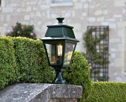 Sehr schöne Außenleuchte, Sockelleuchte Avenue 2 05 aus Frankreich, hergestellt in Handarbeit von Roger Pradier Outdoor Lighting.

Die Kunden nehmen die Avenue 2 gerne um sie auf Mauereingänge oder Wege, Terrassen zu setzen. Das Oberteil der Leuchte ist geschlossen, dadurch fällt das Licht seitlich und nach unten aus und beleuchtet die Laufflächen. 

E27 Leuchtmittel wie z.B. LED sorgen für schönes Licht an Haus und im Garten. Ersatzscheiben können mitbestellt werden.

In der Exklusiv Ausführung wird diese Designerleuchte speziell für Sie in edlem Messing gebaut und vorpatiniert.

Wählen Sie zwischen 26 verschiedenen Farben. Gerne senden wir Ihnen Farbmuster zu.

113 Velvet Black, 000 Tiefschwarz RAL 9005, 107 Schwarzgrau RAL 7021, 059 Schiefergrau, 006 Dunkelgrau, 023 Metallgrau, 105 Seidengrau RAL 7044, 001 Weiß, 101 Reinweiß RAL 9010, 065 Stahlblau RAL 5011, 058 Azurblau RAL 5009, 111 Blau, 019 Tannengrün British green RAL 6009, 067 Tannengrün rau, 109 Farngrün RAL 6025, 015 Gelbgrün RAL 6018, 068 Schwefelgelb RAL 1016, 014 Reinorange RAL 2004, 056 Verkehrsrot RAL 3020, 066 Weinrot RAL 3005, 046 old Rustic Rostbraun, 054 Sandstein, 053 Kalkstein, 008 Grünpatina, 009 Goldpatina.

Material: Aluminium

Glas: klar oder PMMA opal

Abmessungen: height/width/ depth 552/240mm

Lampengehäuse: 454/240mm

IP44

Class 1

Standard: E27 - 105W max. H 200mm max.

LED 13W - 3000K warm white auf Anfrage.

AUTHENTIQUE / AUTHENTISCH HISTORIQUE / HISTORISCH

Diese Leuchte ist geeignet für Leuchtmittel der Energieklassen: A++, A+, A, B, C, D, E.