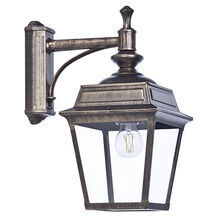 Die Place des Vosges 3 Nr. 4 verbindet hochwertiges Messing mit einem robusten, schwarzen Wandarm aus Aluminium. Ihre nach oben gerichtete Laterne und die klare Verglasung sorgen für ein einladendes Licht an Wänden und Hauseingängen.