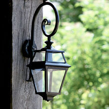 die schöne, mediterrane Aussenleuchte Place des Vosges am Bischofsstab wird von Roger Pradier Manufaktur in Frankreich hergestellt. Die mediterranen Lampen der Serie Place des Vosges 2 gibt es als 1. Wandleuchte, 2. Deckenlampe, 3. Wandandlampe und 4. Deckenleuchte. Diese exklusiven Außenwandleuchten passen zum modernen Gebäude wie auch zum Landhaus oder an ein Chalet.