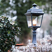 diese mediterrane Außenleuchte Nr. pvt_10_130 von Roger Pradier stammt aus der Gartenleuchten Serie Place des Vosges tradition und stammt aus Frankreich.Die klassische Form erinnert an halet Leuchten. Die Beleuchtung von Roger Pradier wird immer in Handarbeit hergestellt. E27 Fassung ist auch für LED Glühmittel geeignet.