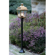 Die Place des Vosges 1 Tradition Nr. 10 überzeugt durch ihre nach oben gerichtete Messinglaterne mit 8 klaren Lampengläsern. Der schwarze Aluminium-Lampenmast verleiht der Leuchte Stabilität und Eleganz, ideal für Einfahrten und Gartenwege.