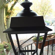 Die Place des Vosges 1 Evolution Nr. 11 ist mit einem Scharnier ausgestattet, das das Öffnen und Warten des Lampengehäuses erleichtert. Die 4 klaren Lampengläser sorgen für eine angenehme Lichtverteilung. Der Aluminiummast ist geschmackvoll verziert.
