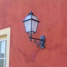 Surya Außenleuchten passen ideal zu großzügigen Gebäuden mit klassischer Architektursprache.