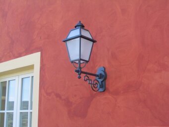 Surya Außenleuchten passen ideal zu großzügigen Gebäuden mit klassischer Architektursprache.