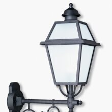 Das 235 × 386 mm große Gehäuse bietet Platz für dekorative Leuchtmittel und schützt zuverlässig.
