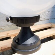 21420F4_Detail der Sockelleuchte Nr. 21420 in schwarz mit weißer PMMA Kugel für außen von Surya Terme Italien