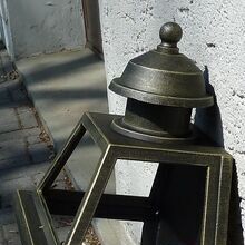 schöner mediterraner Klassiker für die Außenwand. Die Wandleuchte Nr. 50610A aus der Traditions Werkstatt Surya Terme, Italien, kann in verschiedenen Farben geliefert werden. Hier ist sie in Bronze Patina zu sehen. Als Lampenglas kann man klar oder satiniert bestellen. Gegen Aufpreis sind auch viele RAL Farben lieferbar. So z.B. RAL 6009 Tannengrün / English Racing green. Die Abmessungen sind: 235 x h462 x t168 mm.