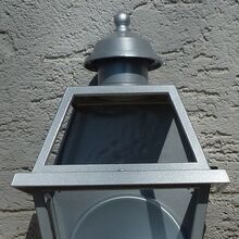 schöne Außenwandleuchte im mediterranen Leuchten Stil aus der Leuchten Traditionsmanufaktur Surya, Terme Italien. Hier als Lampe Nr. 50610 in der Sonderfarbe Silber. Maße: 235 x h462mm, t=168mm. Als Glas kann man satiniertes oder klares Lampenglas bestellen. Diese Außenleuchte kann man in verschiedenen Ausführungen bestellen: 1. Außenwandleuchte, 2. Wandarmleuchte, 3. Gartenleuchte, 4. Hängeleuchte, 5. Deckenlampe.