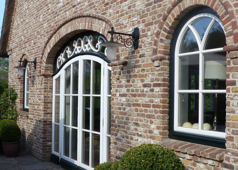 Hochwertige Verarbeitung und mediterrane Formen machen diese Leuchte zu einem Blickfang.