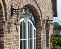 schöne mediterrane Leuchte Nr. 41213 von Surya aus der Toskana an einem interessanten Klinkerhaus. Die Plates Leuchten unterstreichen die schöne Archtektur und sorgen Abends für ein schönes Licht.