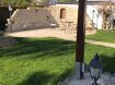 schöne mediterrane Gartenleuchten von Surya Luce, Italien. Sockelleuchte 55420 im Vordergrund, mediterrane Gartenleuchte P0210 mit Leuchte 55530 im Hintergrund.