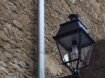 Die Außenlampe unterstützt Orientierung und Sicherheit im Eingangsbereich.